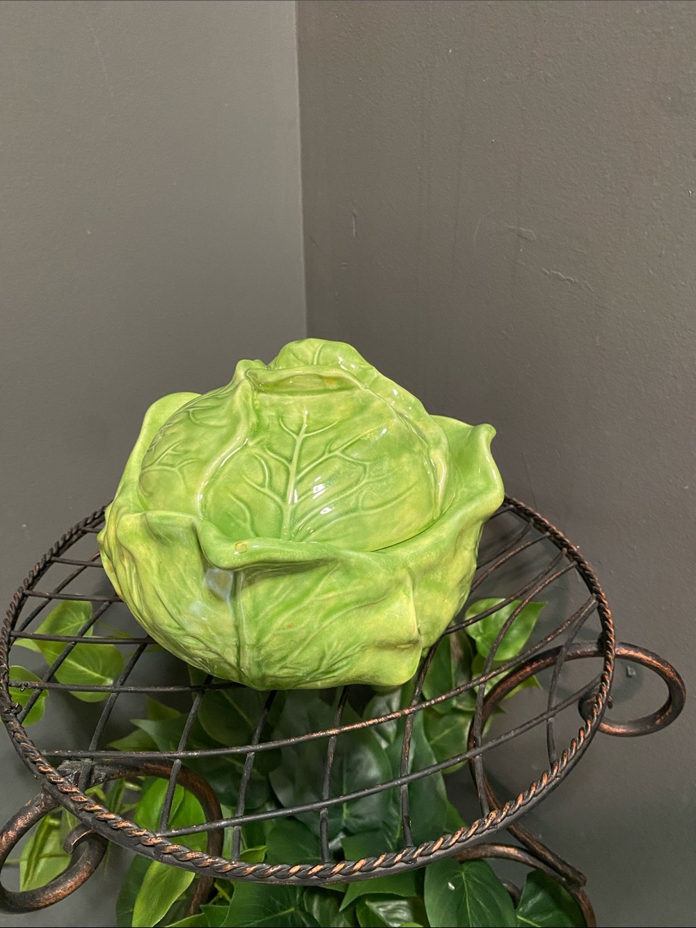 Cabbage bowl with lid